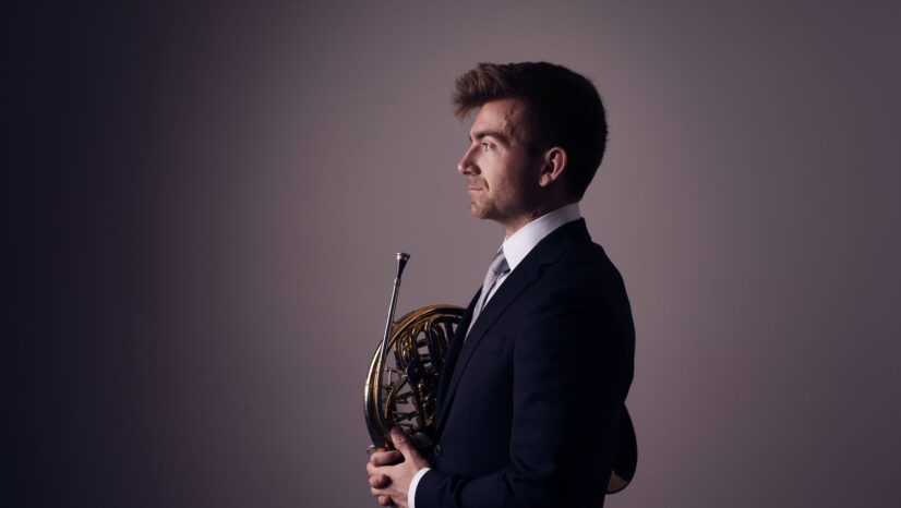 Ben Goldscheider Debuts on PENTATONE: Unveils Mozart’s Horn Concertos in One Album
