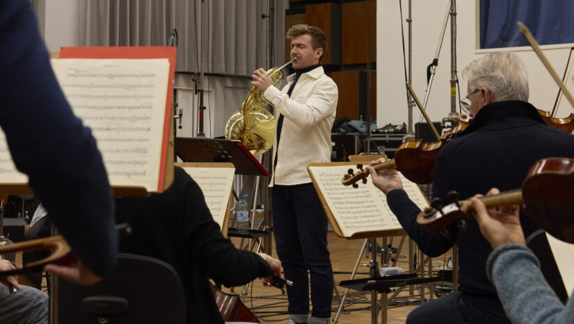 Ben Goldscheider Debuts on PENTATONE: Unveils Mozart’s Horn Concertos in One Album