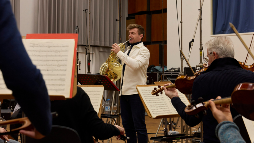 Ben Goldscheider Debuts on PENTATONE: Unveils Mozart’s Horn Concertos in One Album
